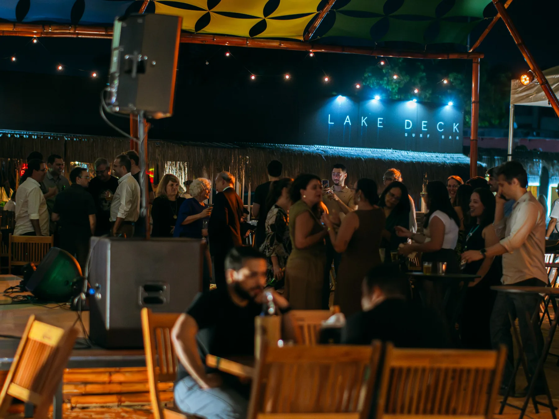 Confraternização de empresa no Lake Deck, casa cheia sob o letreiro iluminado