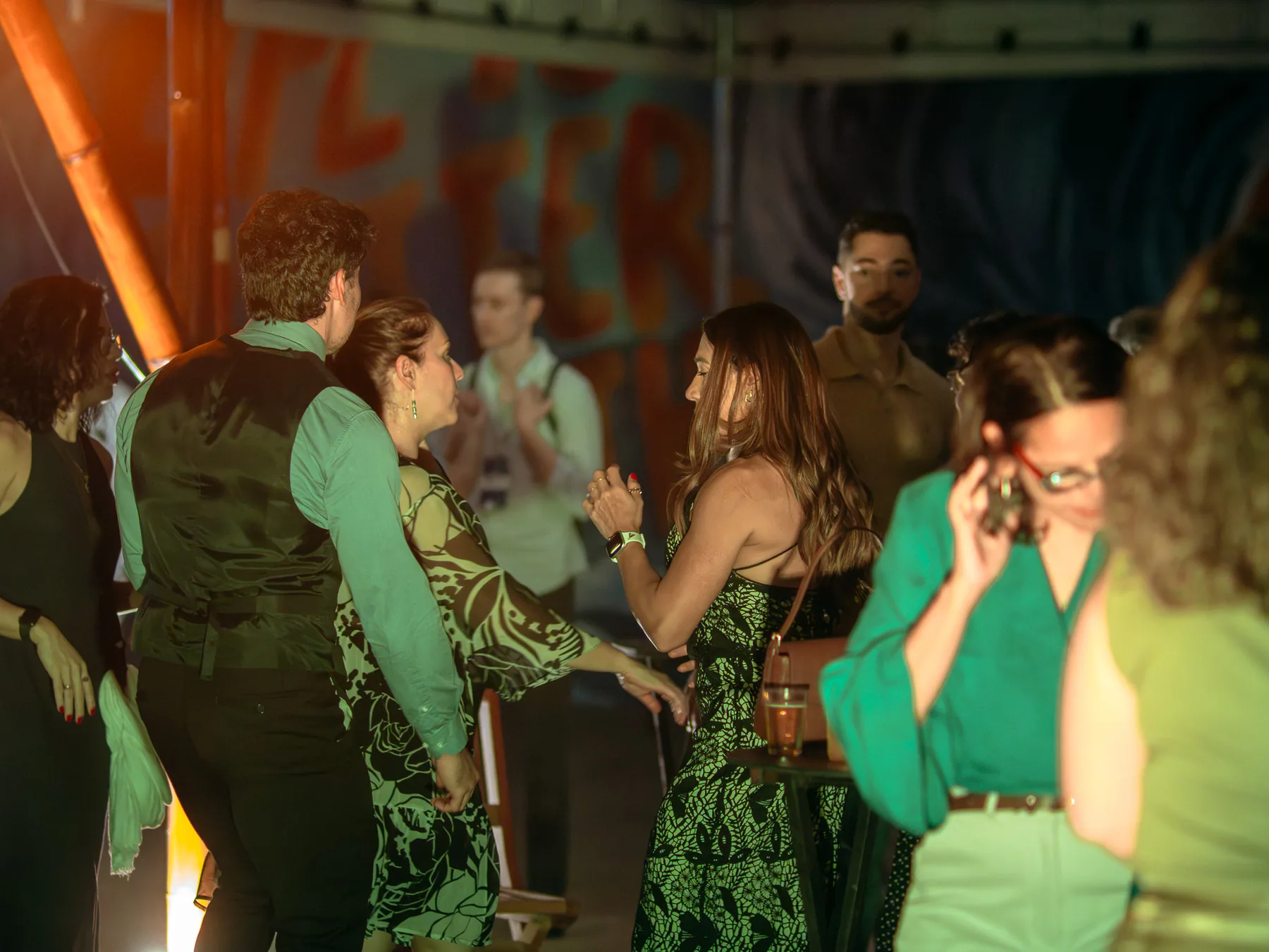 Grupo dançando na festa de fim de ano