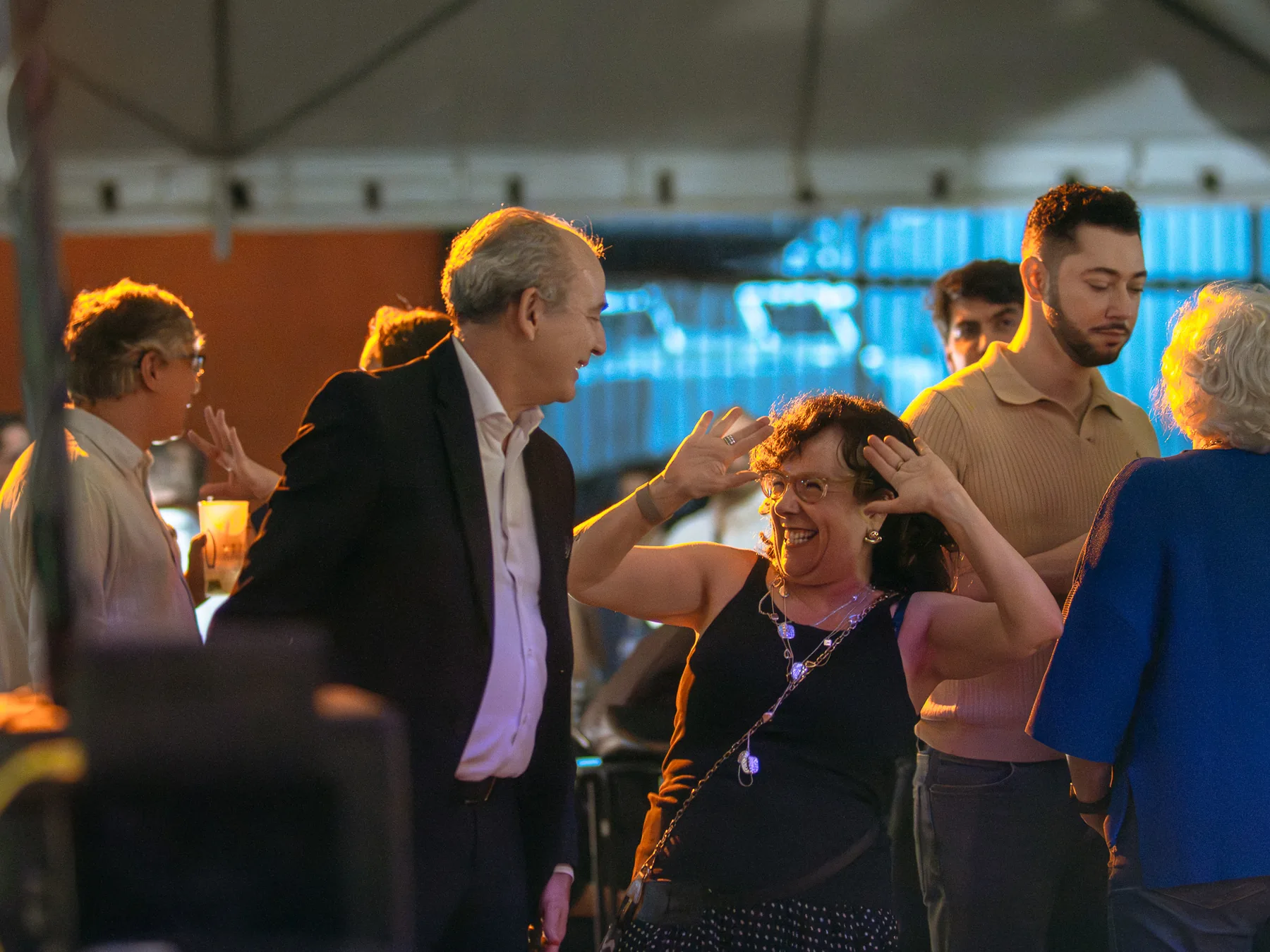 Diretoria dançando com a equipe na festa