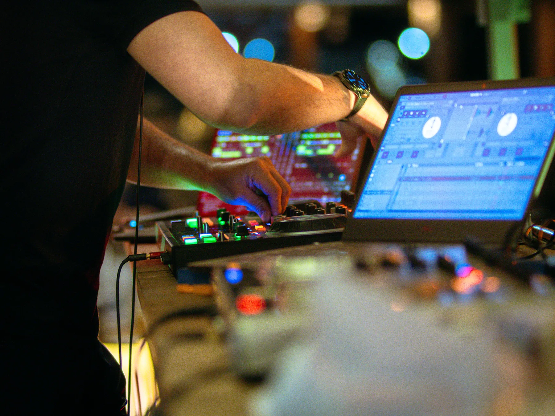 DJ comandando a festa