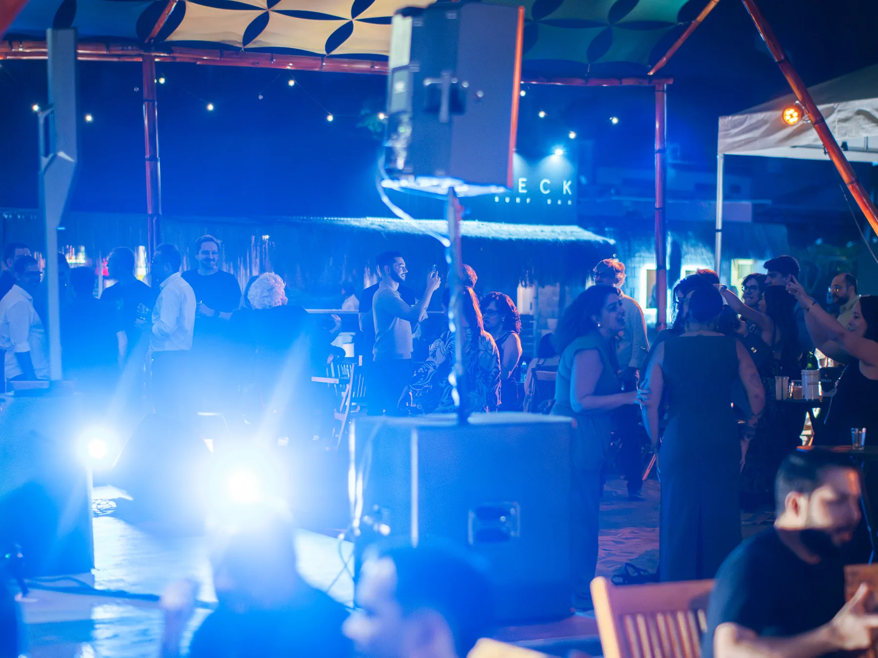 Pista cheia na areia durante a festa de fim de ano