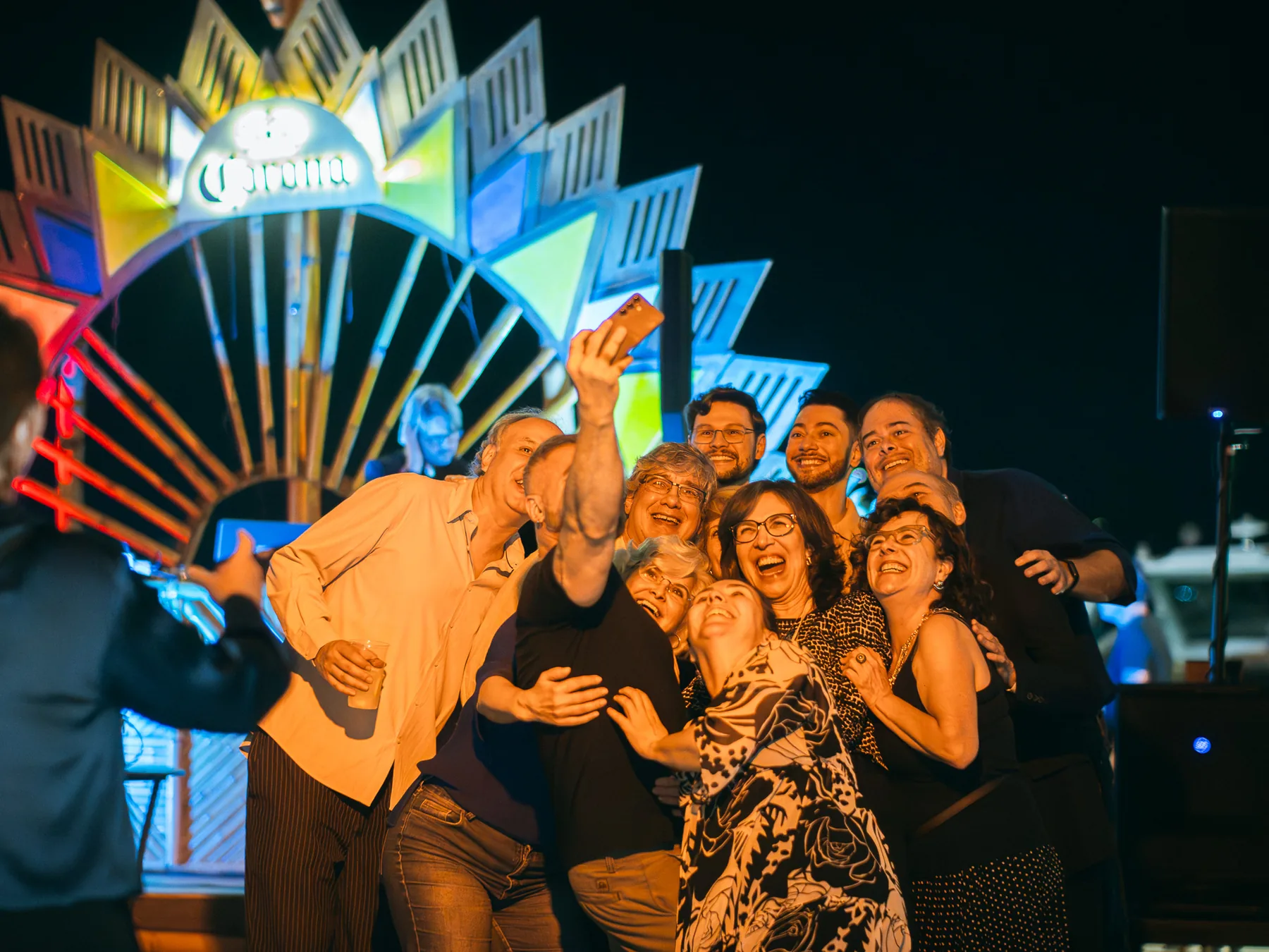 Turma fazendo selfie no palco iluminado