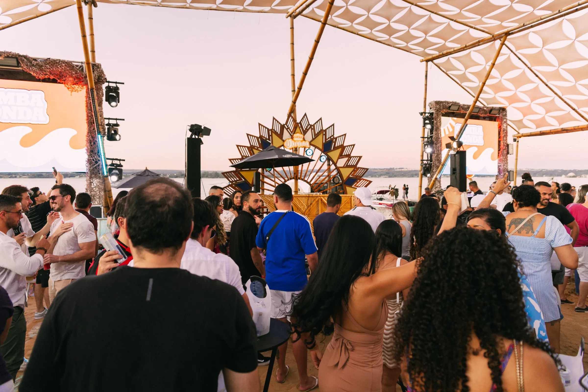 Crepúsculo no Lake Deck, palco de bambu na areia