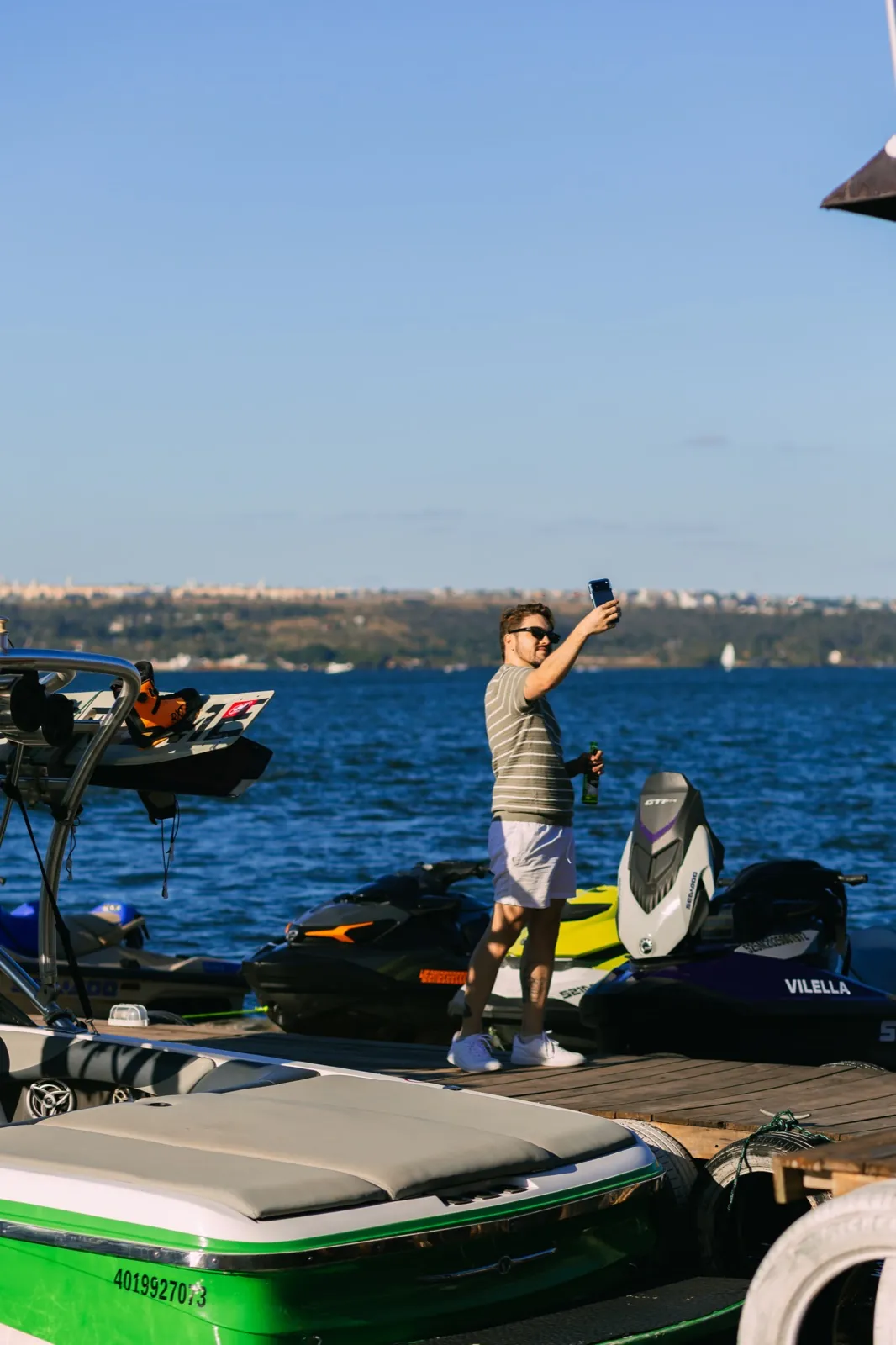 Píer com jet skis no Lago Paranoá