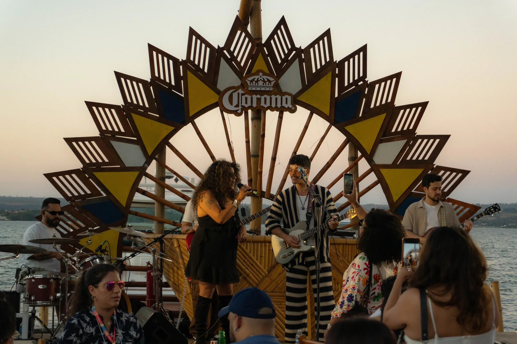 Show na golden hour do Lake Deck, com o palco-sol e o lago ao fundo