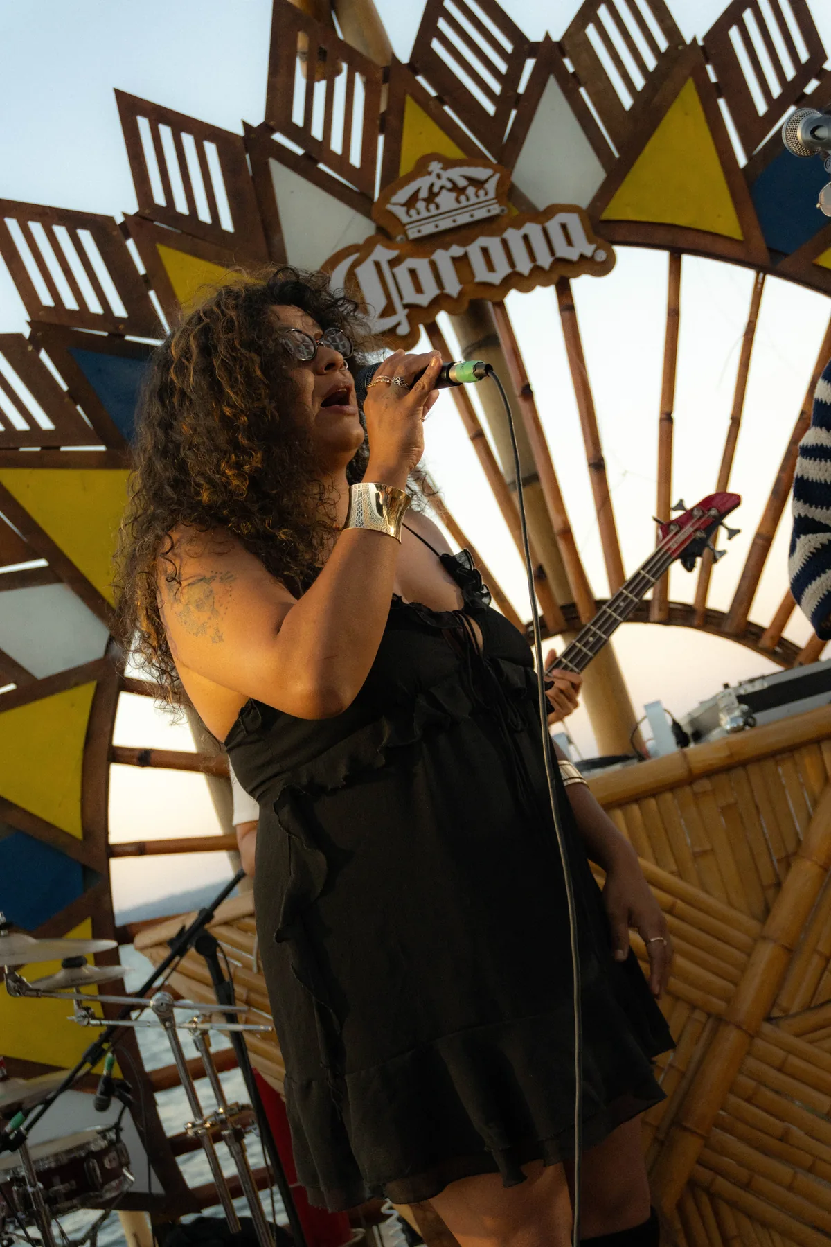 Vocalista cantando no fim de tarde do Lake Deck