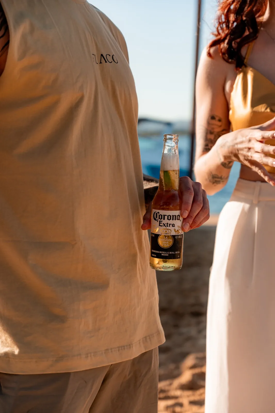 Cerveja na mão em conversa ao fim de tarde