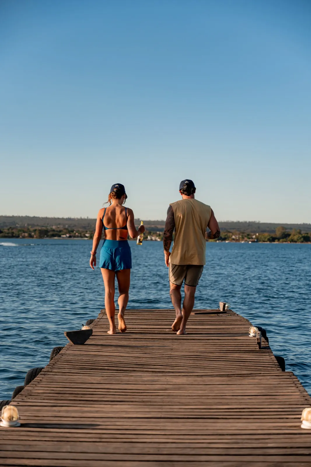 Casal caminhando no píer do Lake Deck sobre o Lago Paranoá