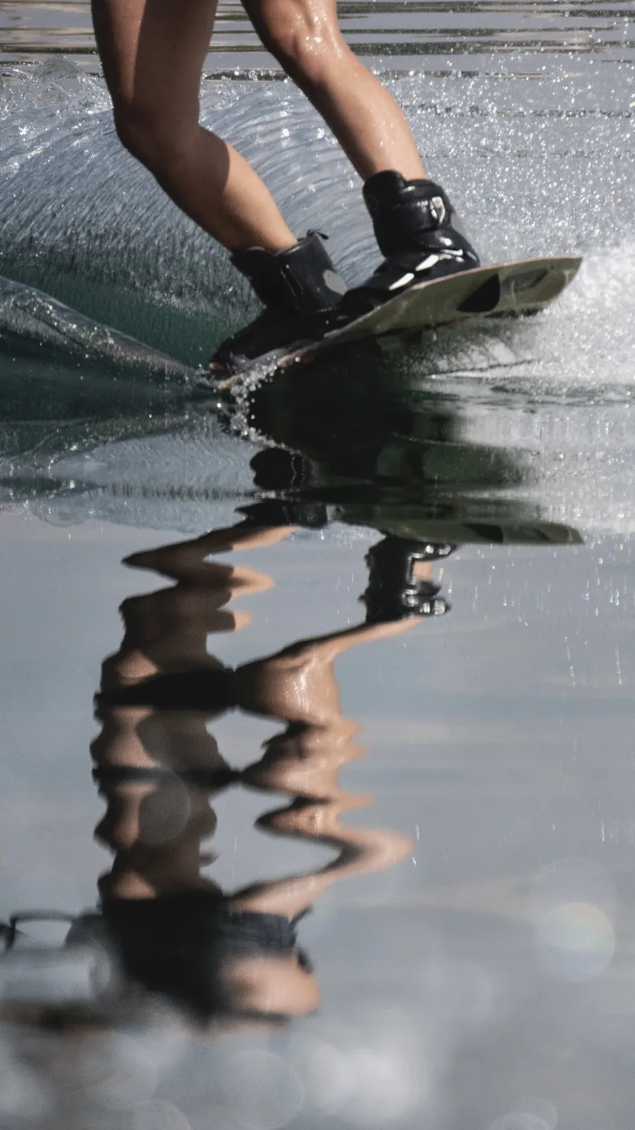 Wakeboard cortando a água lisa com reflexo perfeito