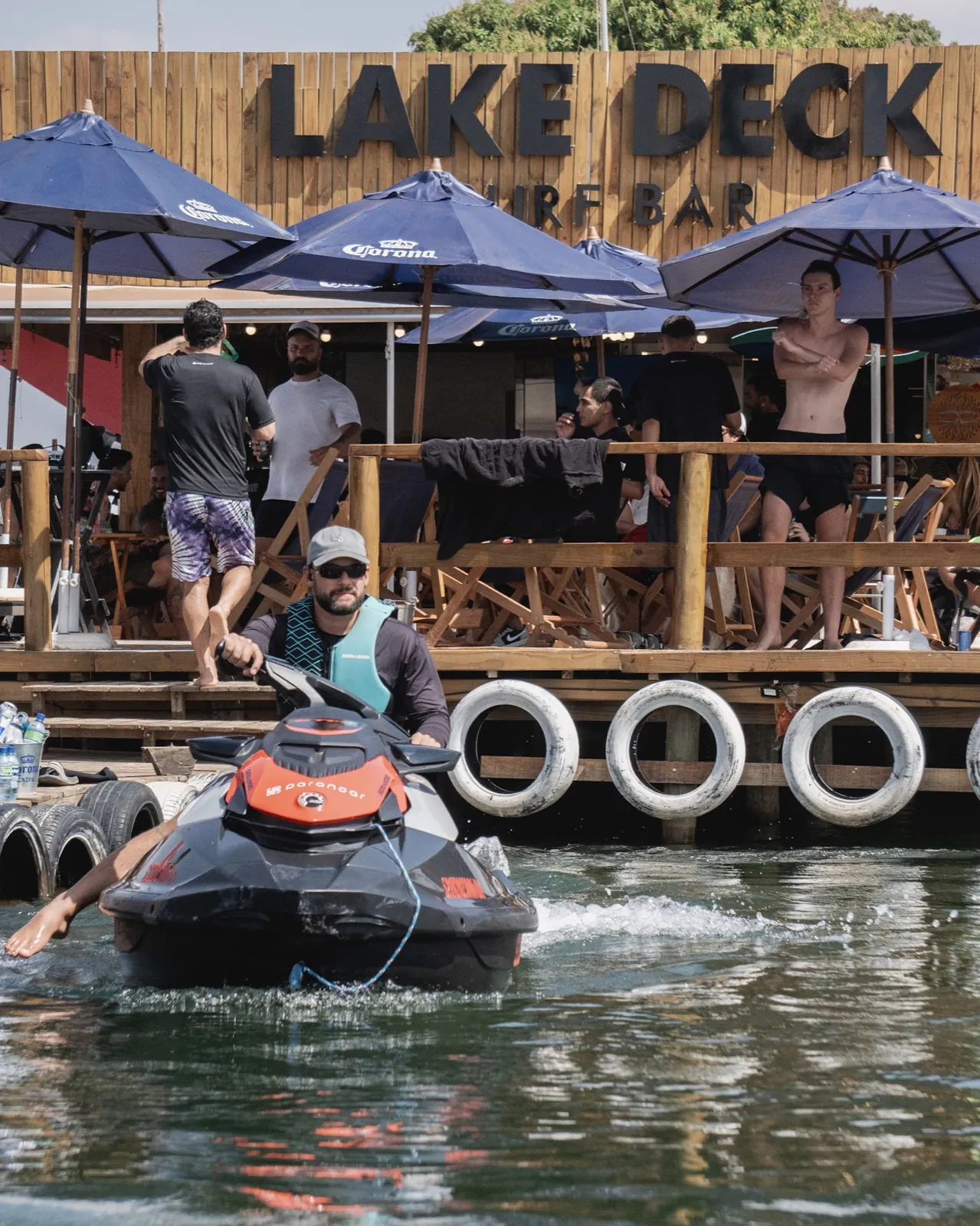 Letreiro do Lake Deck com o deck cheio e jet ski chegando