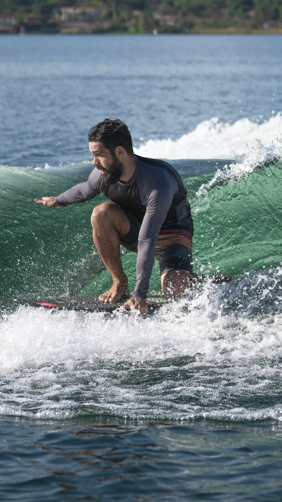 Wakesurf cravando a curva na onda verde-esmeralda